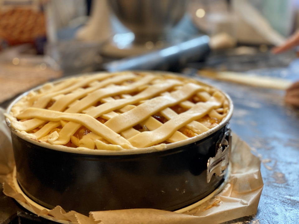 Preparing and making Dutch applepie